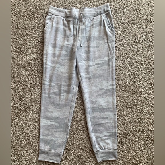 Style & Co. Macy’s Joggers Size Medium Gray White Camo Print - Picture 6 of 8